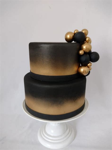 bolo fake preto e dourado